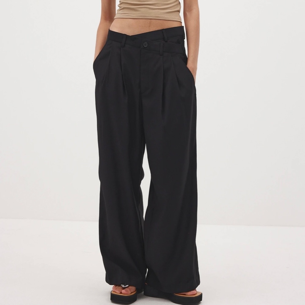 Low rise criss cross trousers - Source Unknown